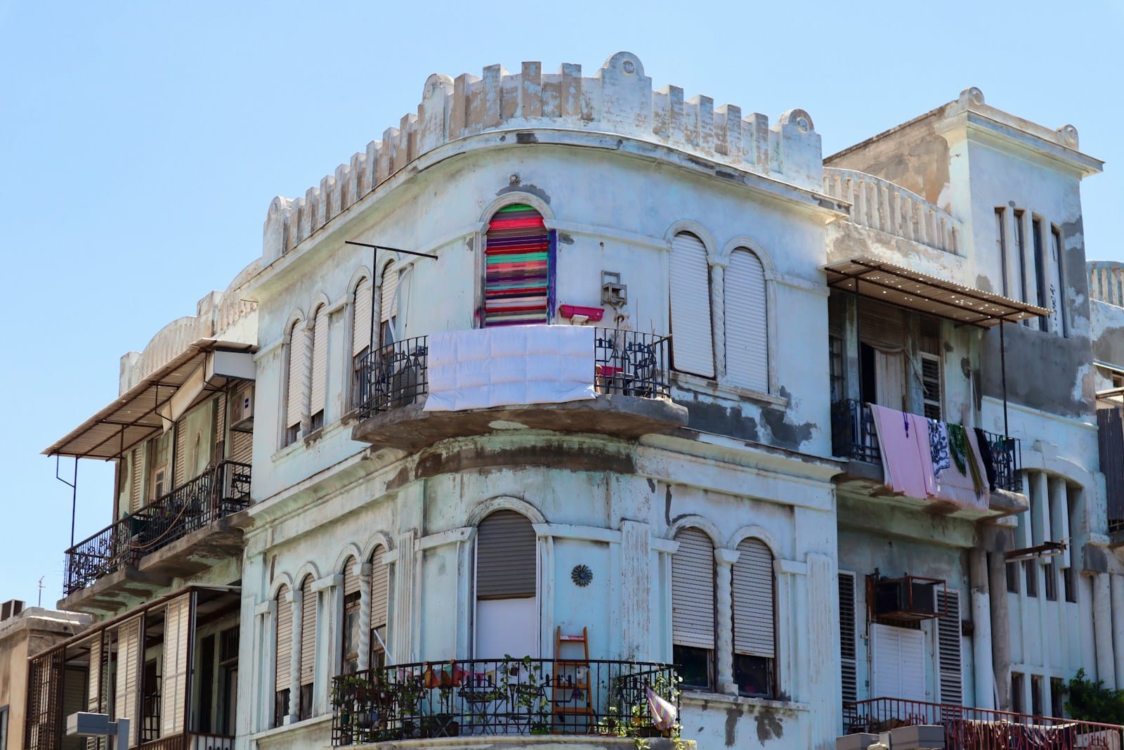 Crise économique en Israël : jusqu’où ira la colère sociale ? an old building with a balcony and balconies