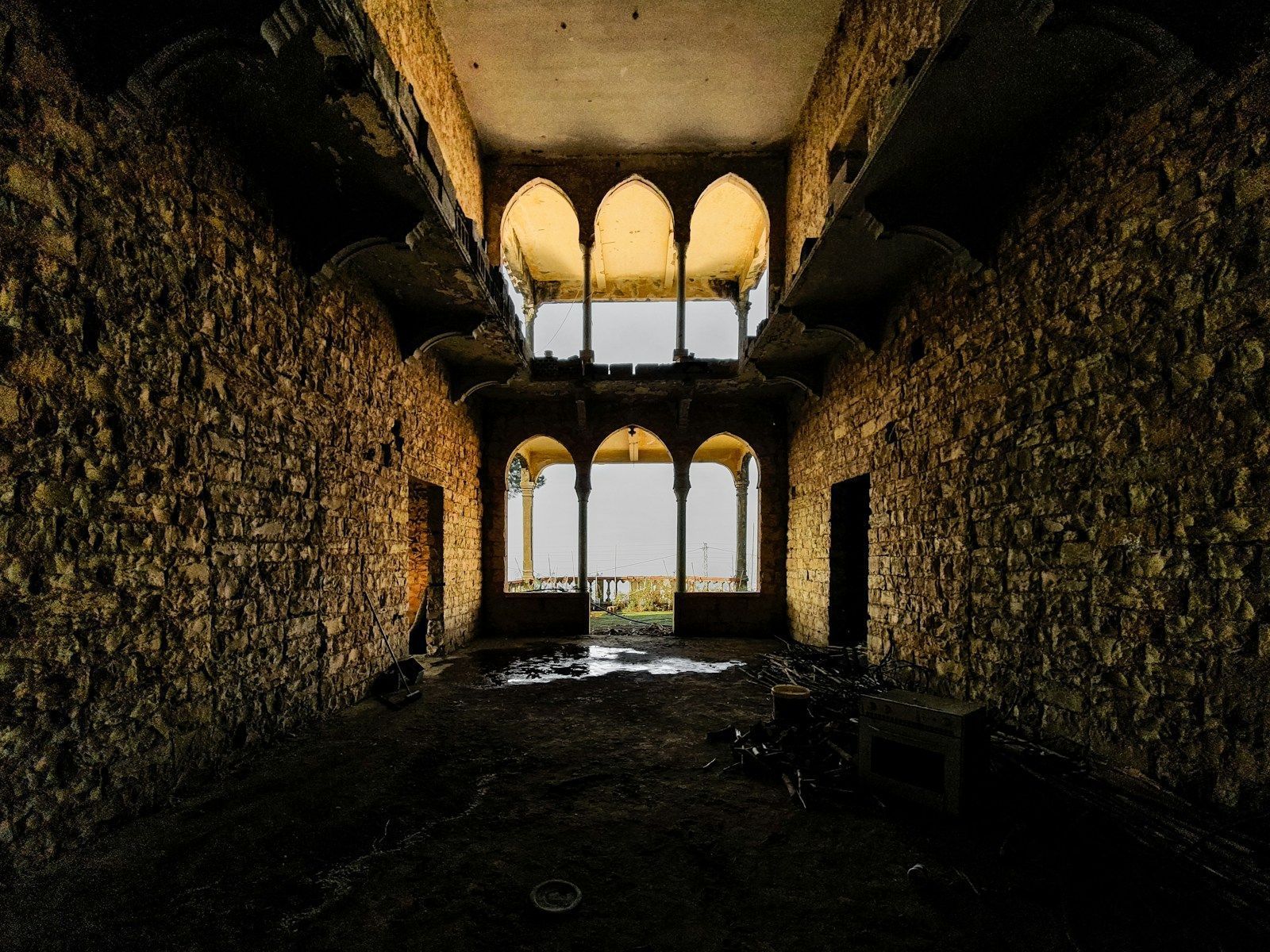 Vu du Liban : la redéfinition des équilibres géopolitiques de la région brown and black brick hallway