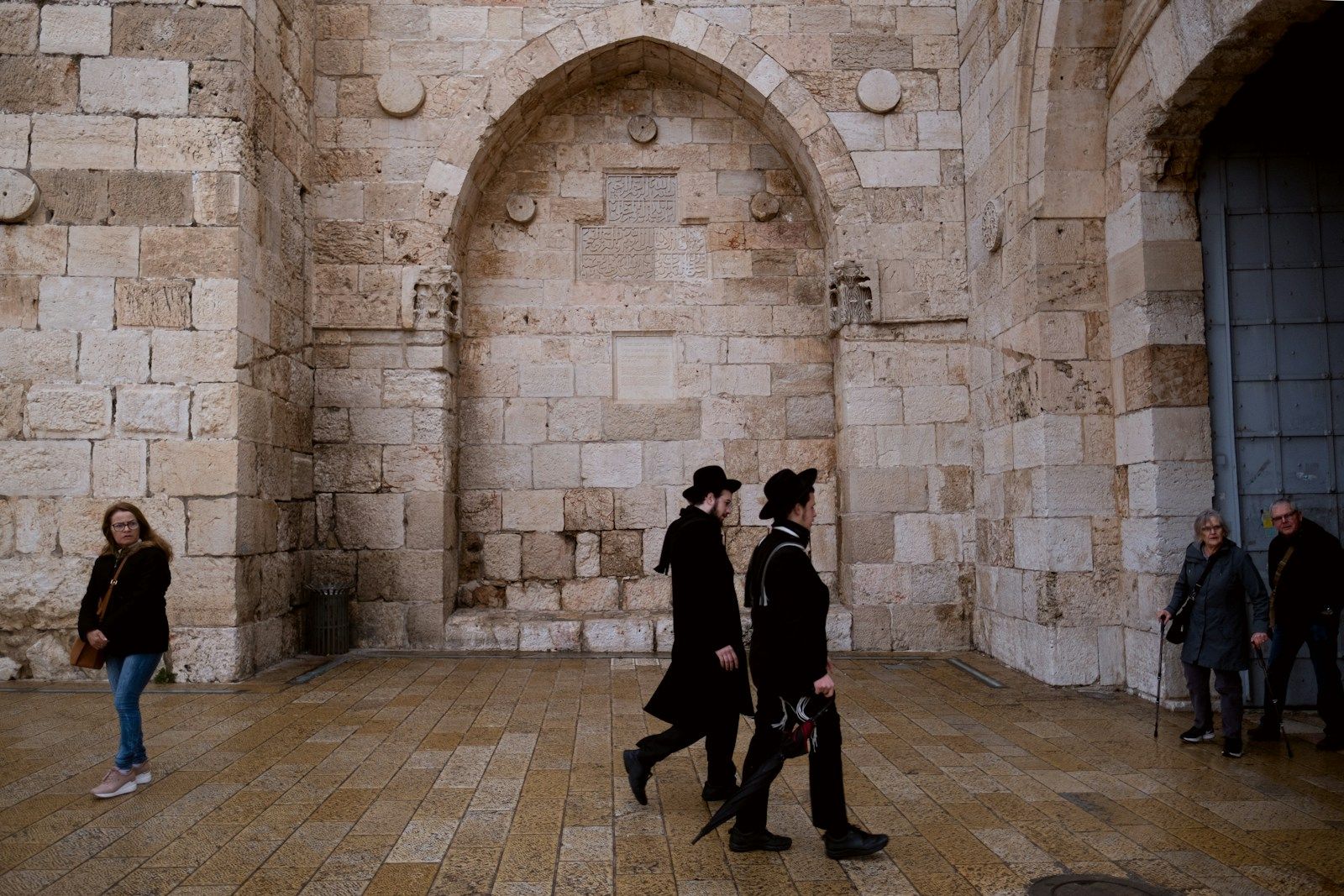 Revue de presse israélienne: Tensions au mont Dov entr escalade Israël-Hezbollah et réactions internationales man and woman walking on hallway