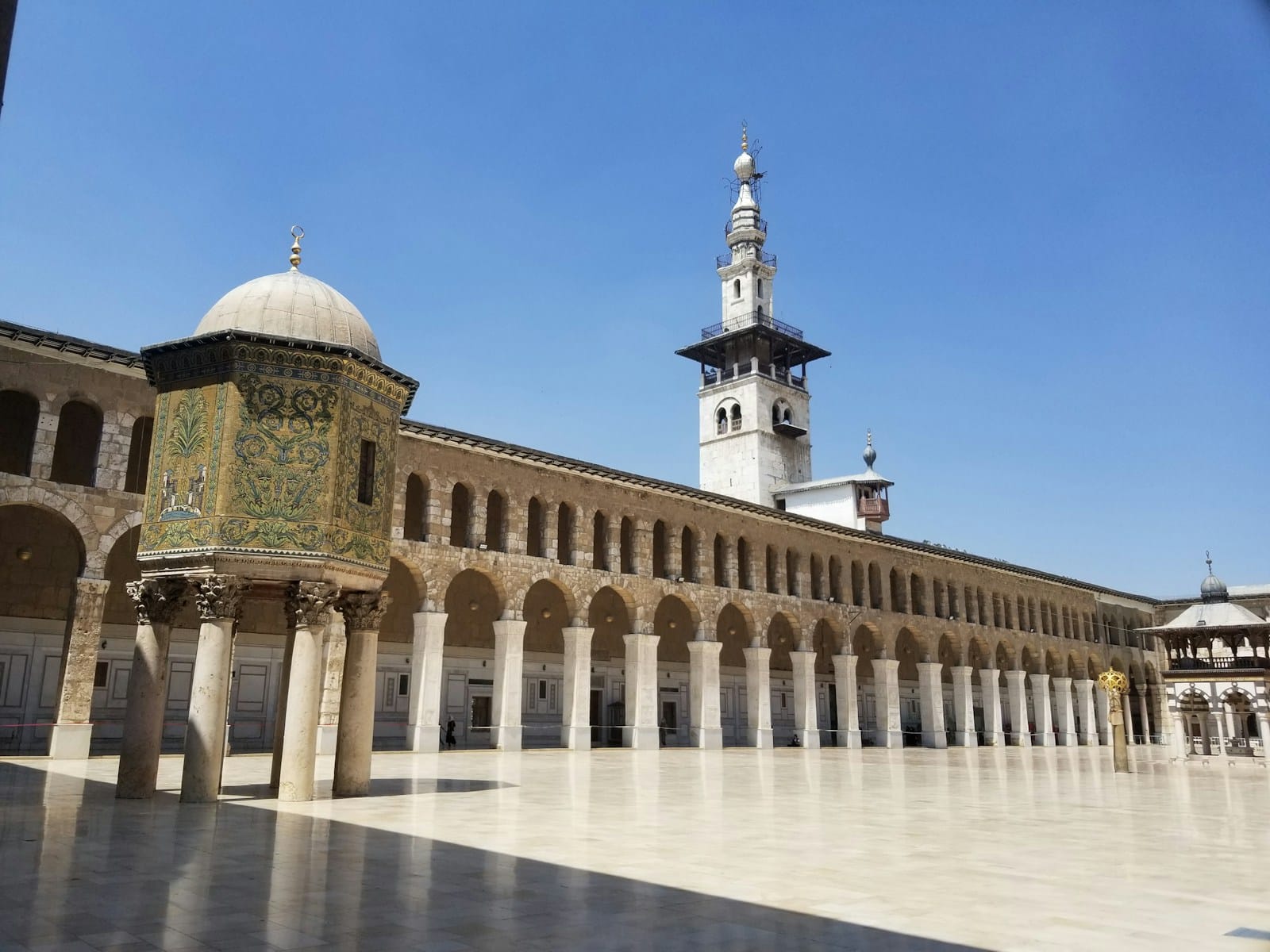 Héritage en équilibre : Quand un régime islamiste redéfinit le patrimoine syrien white building during daytime