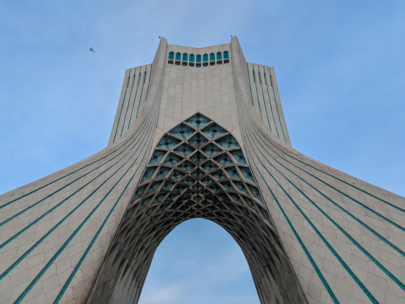 L’Iran et la chute de Bachar el Assad, perte d’influence en Syrie et au Liban? low angle photography of gray concrete building