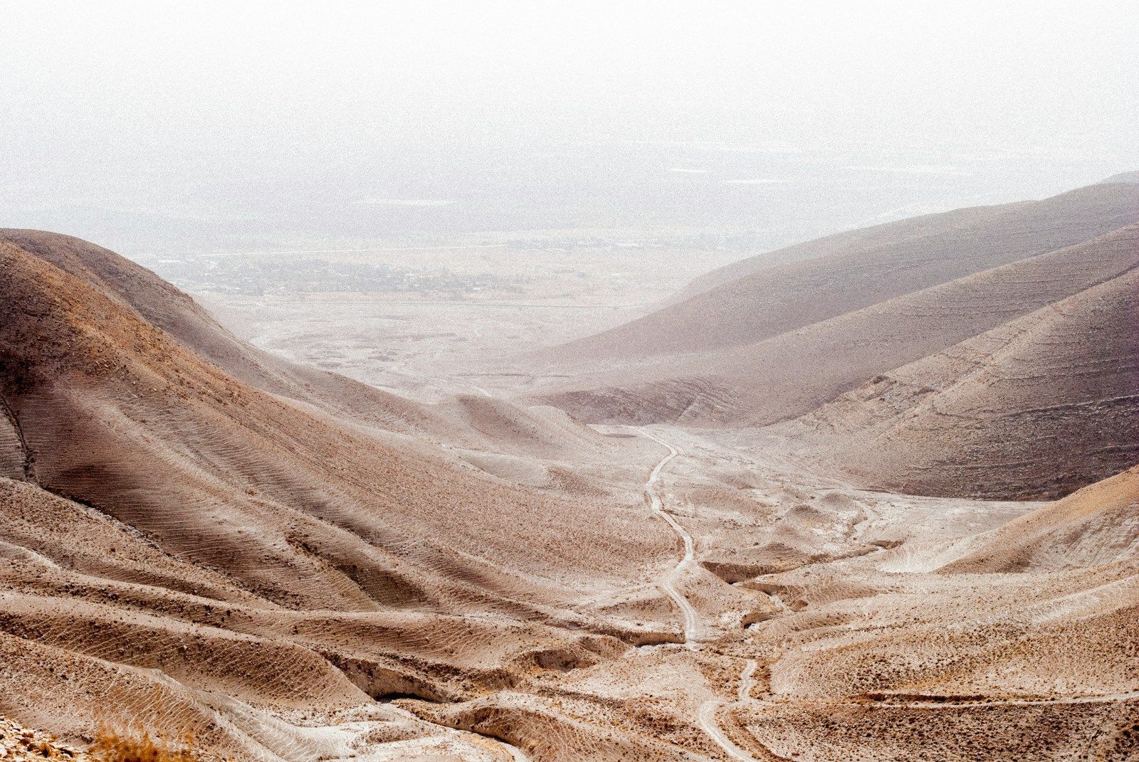 Revue de presse israélienne: Israël face à la chute d’Assad, un tournant stratégique au Moyen-Orient bird's eye photography of road on dessert