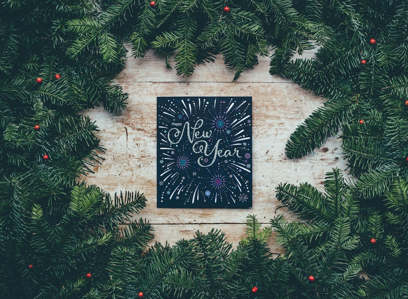 Revue de presse du 31/12/24: Dernier jour d’une année haute en couleur green Christmas decor with New Year greetings