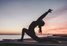 Le sport féminin au Liban : progression et défis en période de crise silhouette photography of woman doing yoga