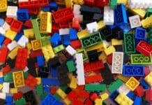 Les BRICS et l’émergence d’un ordre économique multipolaire A pile of colorful legos sitting on top of a table