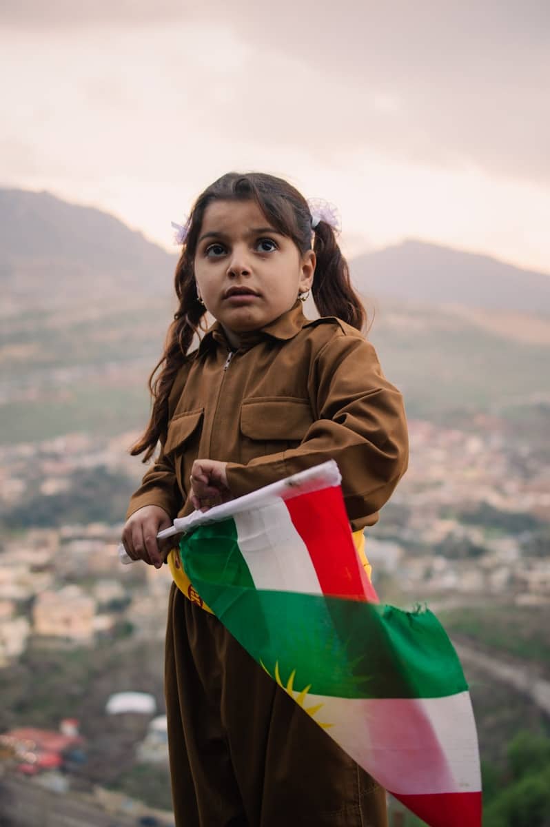 Vu du Liban: L’influence turque et la question kurde en Syrie girl in brown jacket holding flag