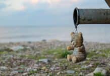 Revue de presse du 27/12/24: Yémen, Syrie, Liban, Israël et Gaza, le Moyen-Orient à feu et à sang a teddy bear hanging from a pipe near a body of water
