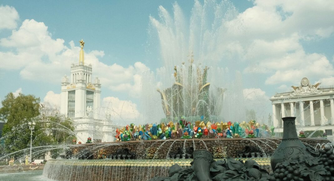 A water fountain with a building in the background
