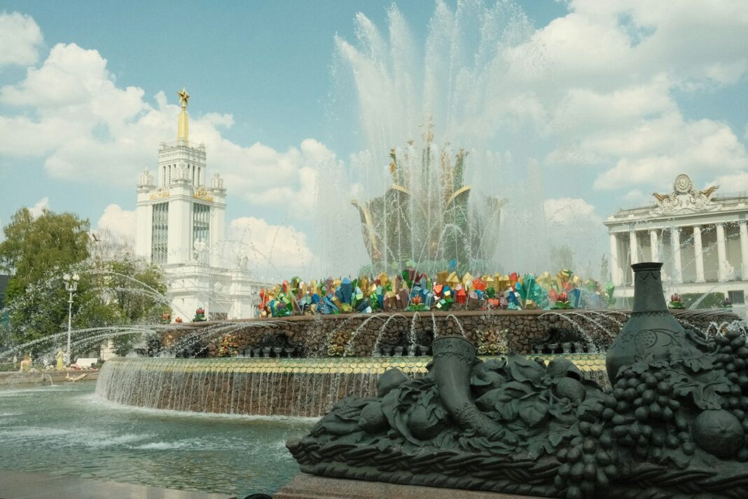 A water fountain with a building in the background