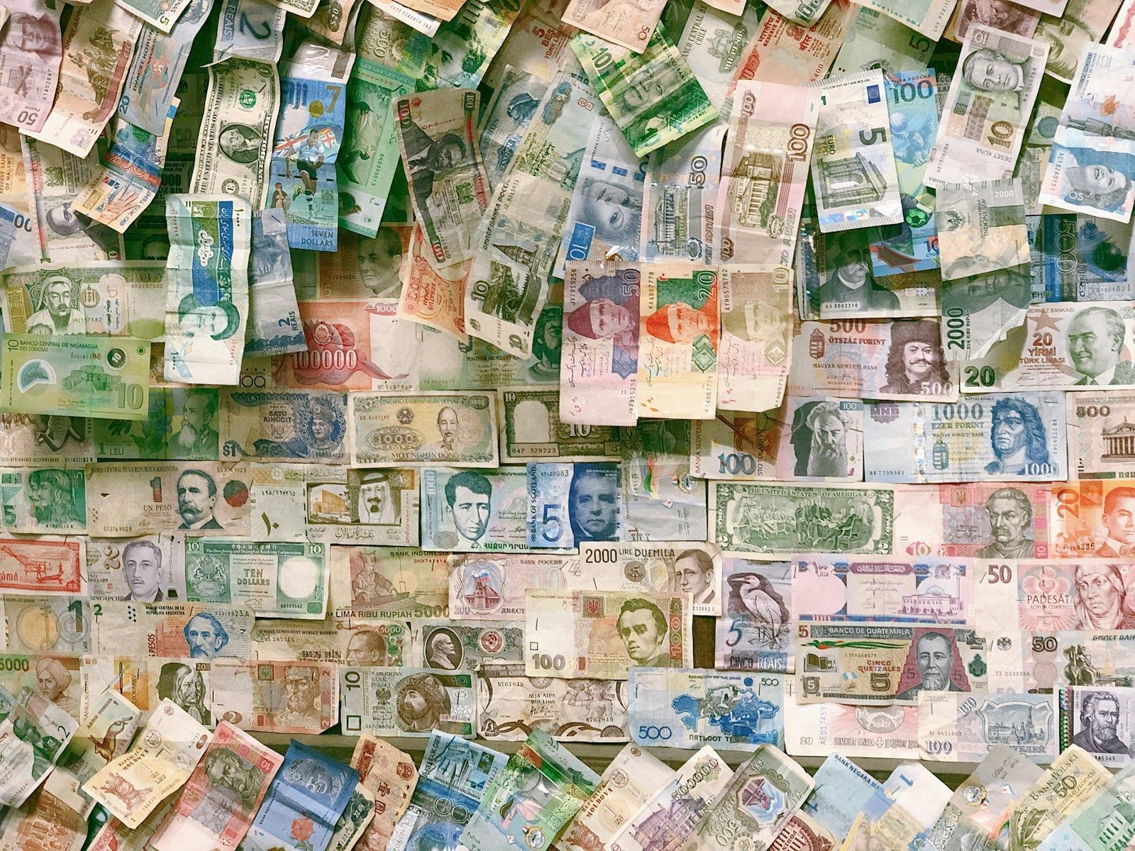 Les banques libanaises offrent des taux d’intérêt records en livre libanaise et répètent les erreurs du passé 10 and 10 banknotes on brown wooden table