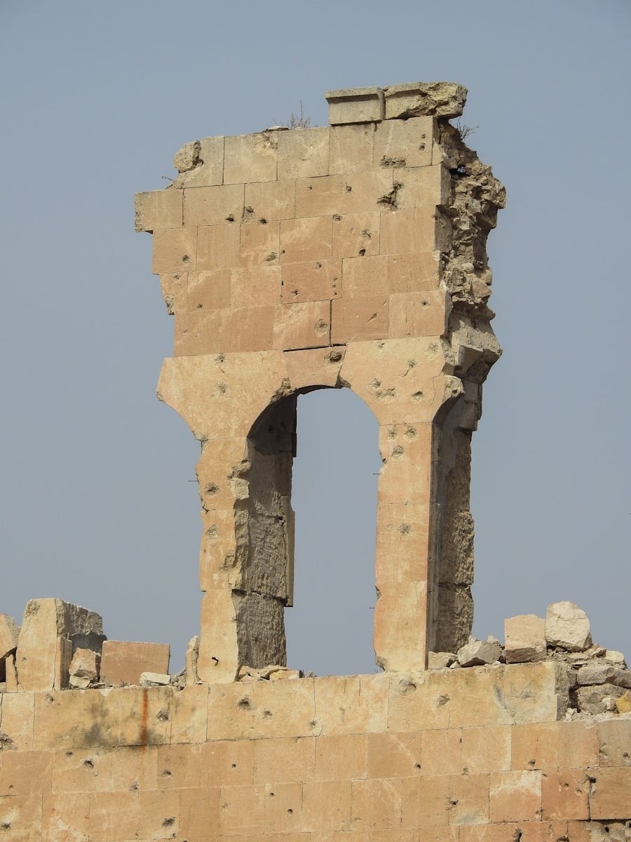 Les insurgés s’emparent de la ville et de son aéroport, défiant le régime d’Assad et inquiètent le monde an old building with a clock on the side of it