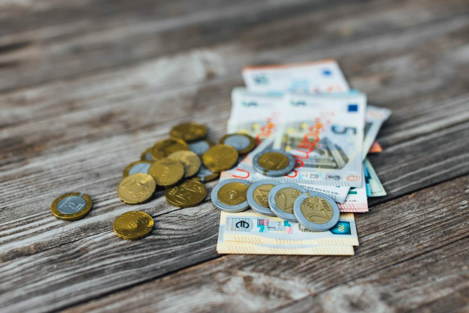 Corruption et politique : les dessous des scandales récents en Israël a pile of money sitting on top of a wooden table