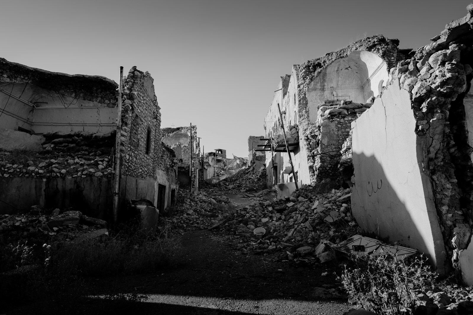 L’extrémisme et le terrorisme en Asie et en Afrique grayscale photo of concrete houses