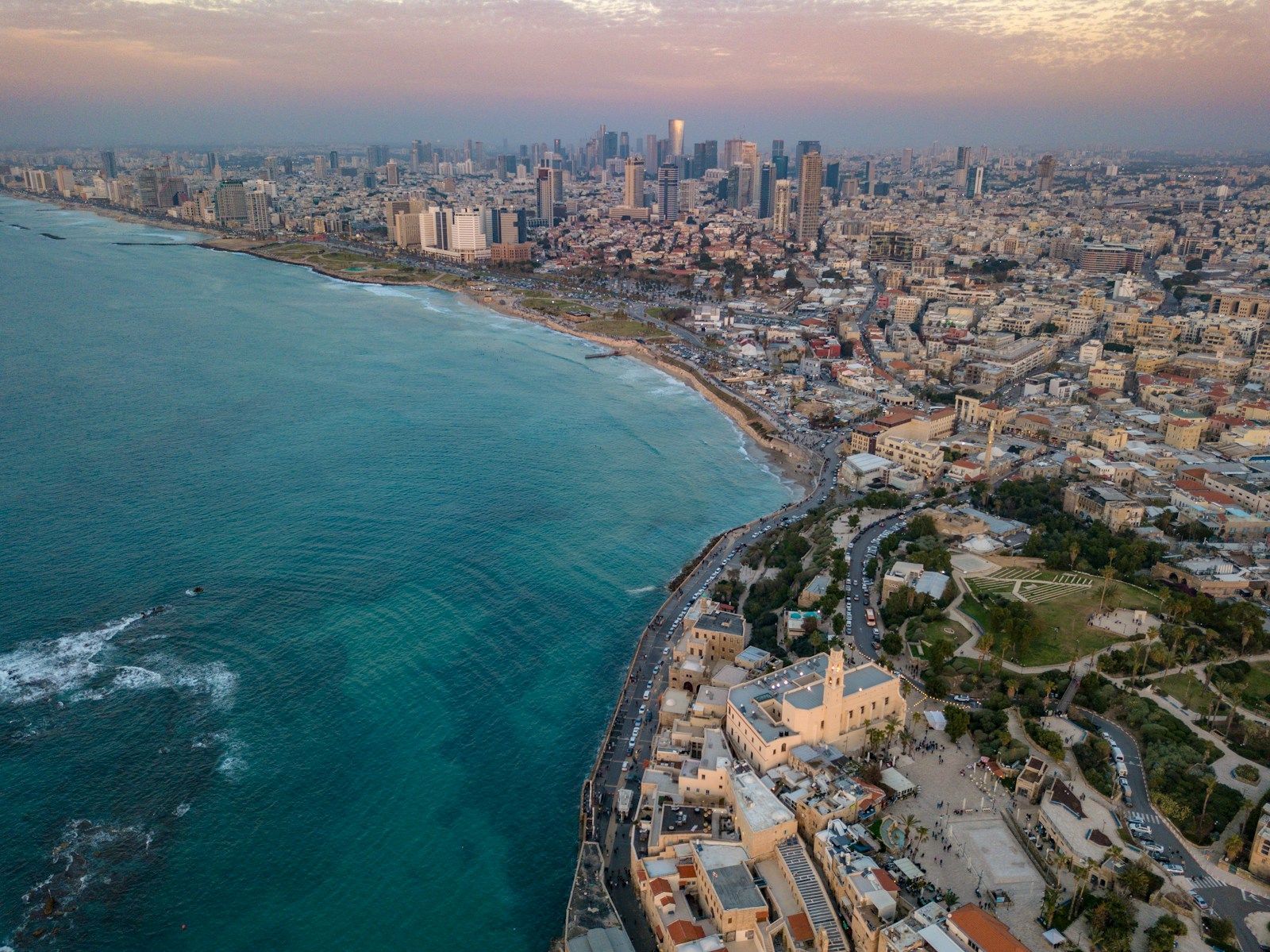 Revue de presse israélienne: les dynamiques communautaires et religieuses au cœur de l’actualité aerial photo of city by the sea
