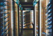 Une mitrailleuse dans une église : l’acte d’un prêtre libanais divise white and black store front