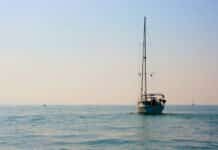 Israël répond aux accusations iraniennes d’un « complot » pour renverser Assad a sailboat in the middle of the ocean