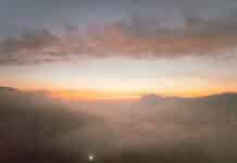 Revue de presse du 14/12/24: Chute de Bachar al-Assad, un séisme géopolitique à la loupe A view of a city in the distance from a hill