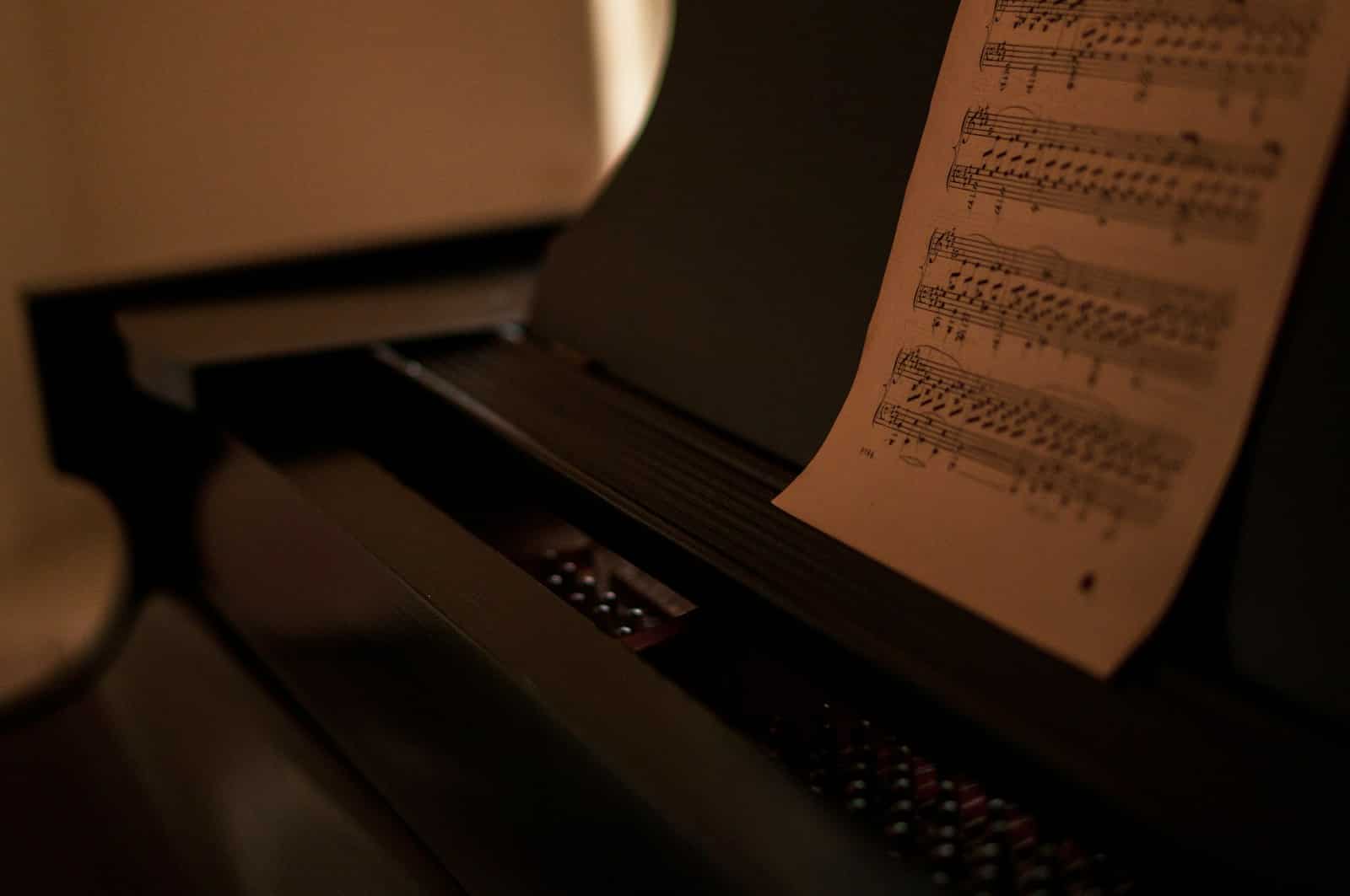Les voix des acteurs du changement : Ce que disent les leaders et figures influentes au 15 décembre 2024 musical notes on black piano