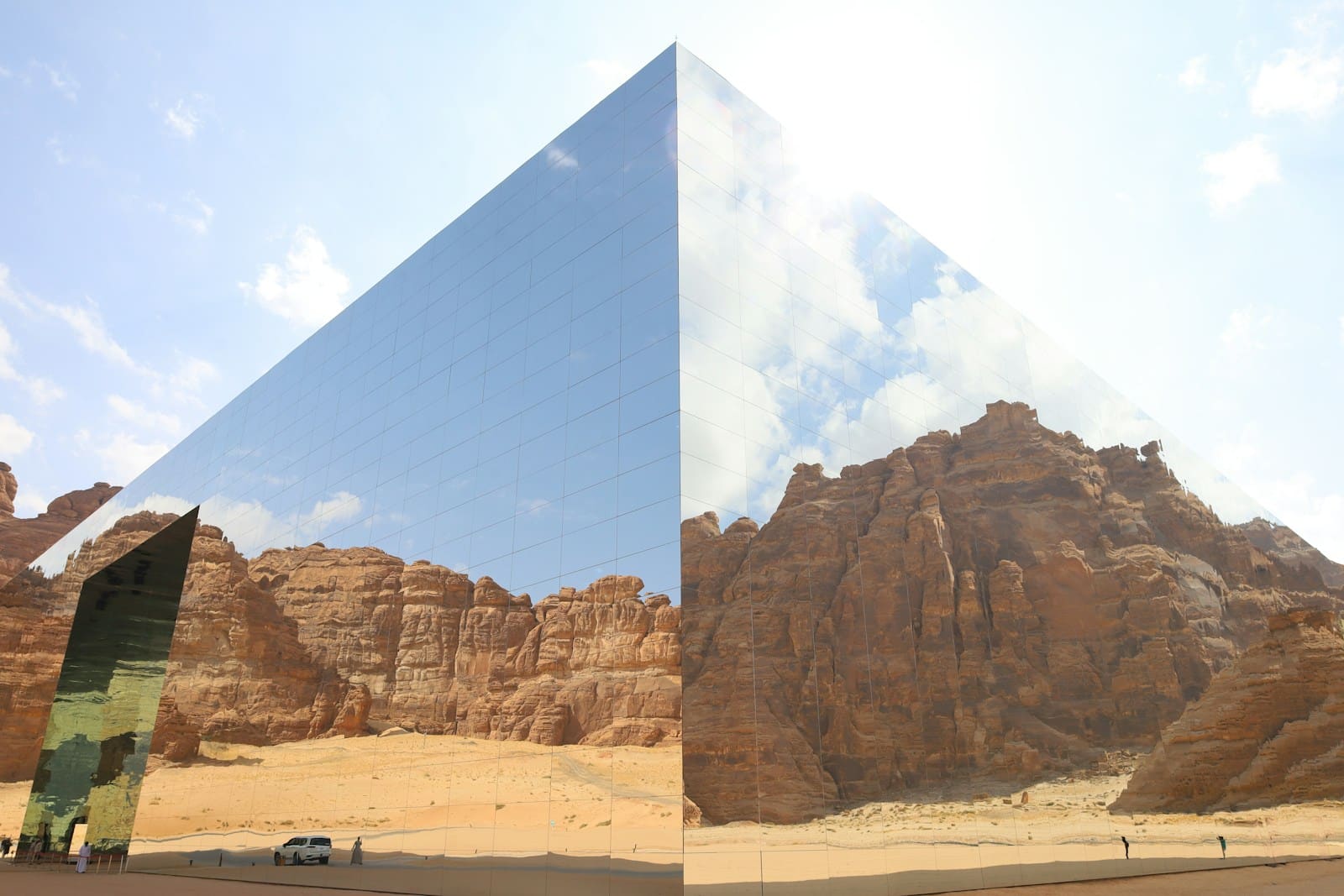 Focus sur l’Arabie saoudite : Vision 2030 et la Coupe du Monde 2034 A large pyramid in the middle of a desert