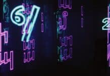 Le Liban réaffirme son engagement au Conseil des ministres arabes de la cybersécurité neon signs are lit up in a dark room