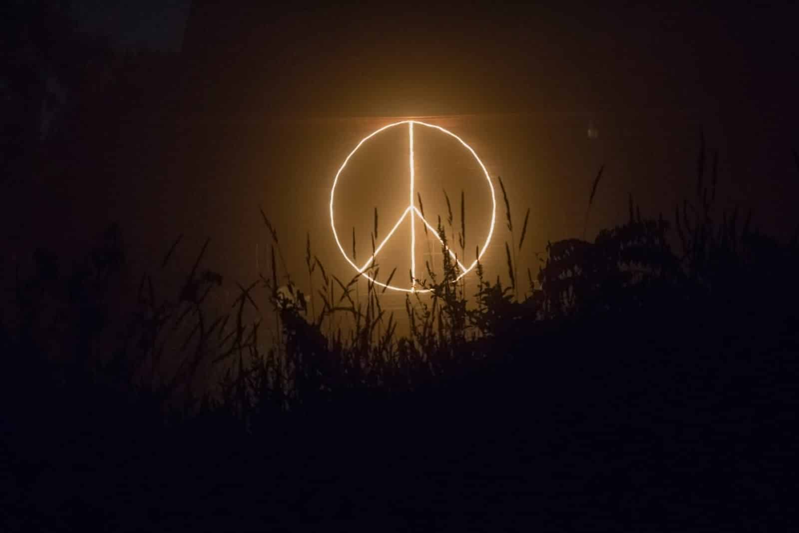 Historique des trêves : de 2006 à aujourd’hui Peace sign logo neon signage