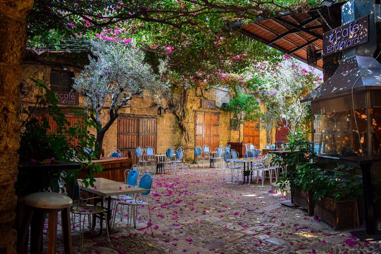 Revue de presse du 1er décembre: Inquiétudes au Liban alors que la Syrie s’enfonce dans l’incertitude a courtyard with tables and chairs
