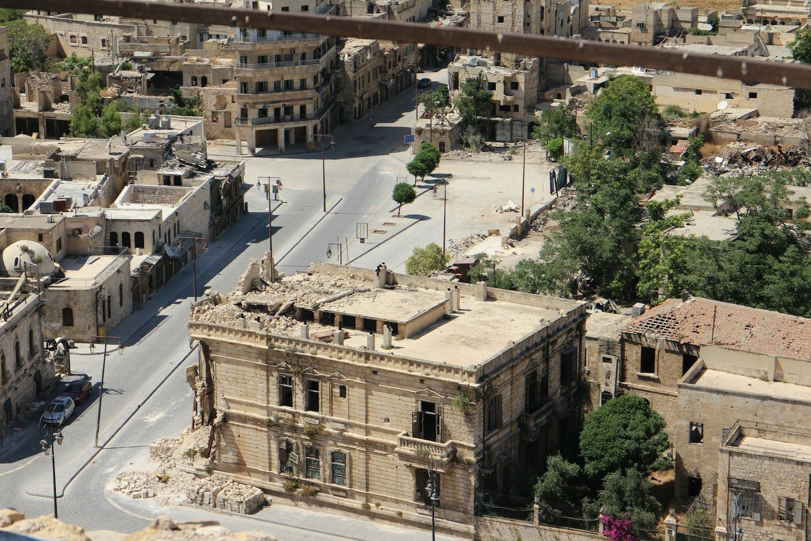 Le Liban peut-il espérer participer à la reconstruction de l’économie syrienne ? high-angle photography of beige concrete building