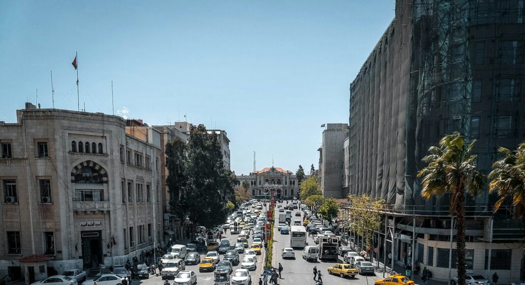 a busy city street filled with lots of traffic