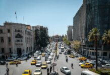 a busy city street filled with lots of traffic