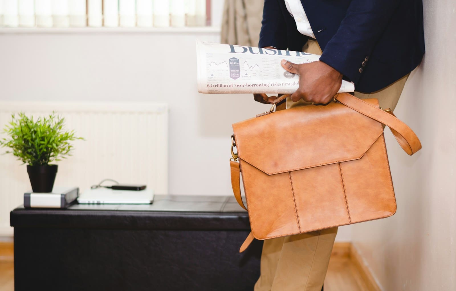 Dans la presse: Le poids des réfugiés syriens sur les infrastructures et la société man holding brown leather bag leaning on white wall