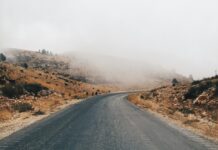 Perspectives économiques pour le Liban en 2025 : une croissance fragile dans un scénario de crise désordonné gray asphalt road near brown mountain during daytime