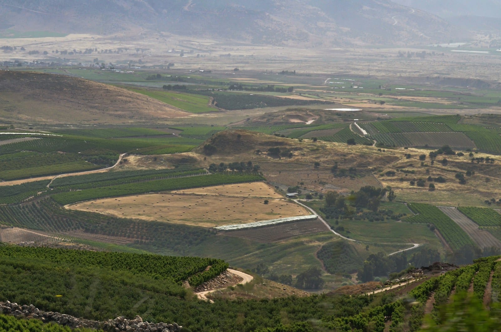 Nouvel avertissement israélien aux habitants du sud du Liban a scenic view of a valley with a winding road