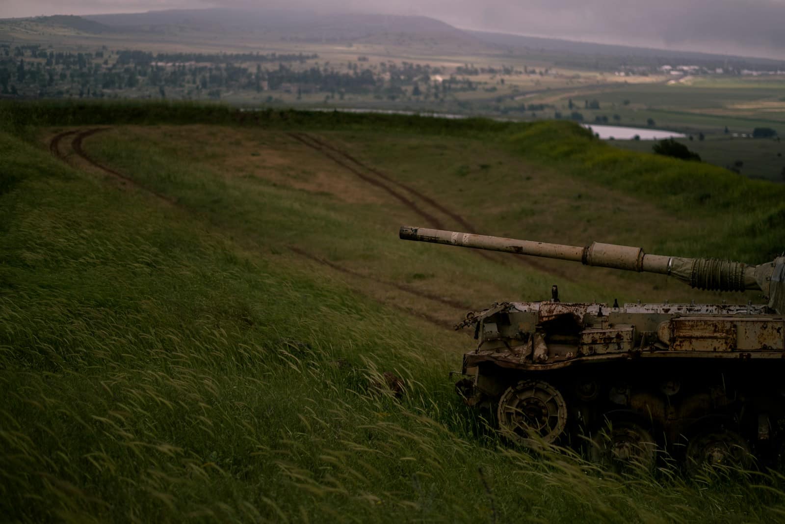 Israël approuve un plan pour doubler la population sur le plateau du Golan annexé a military tank driving through a field