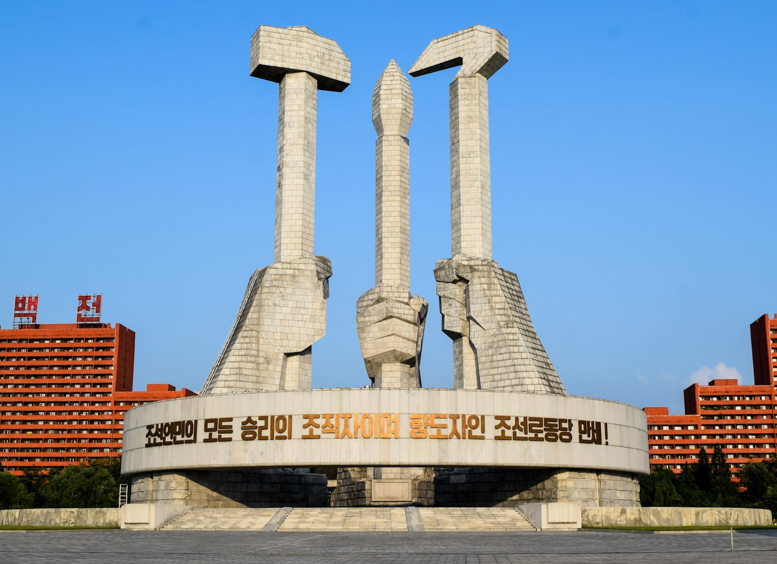 Armes, sanctions et stratégies : l’axe Moscou-Pyongyang se consolide white concrete building under blue sky during daytime