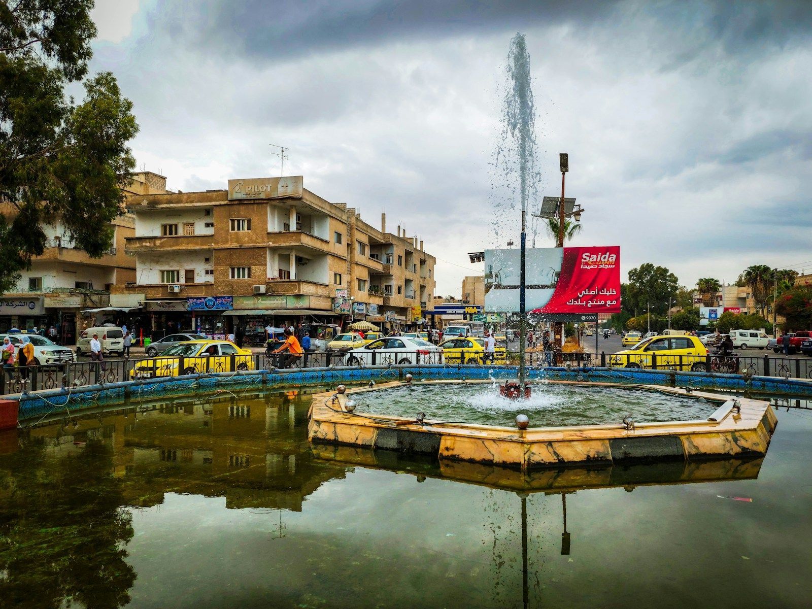 Les rebelles syriens s’emparent de Hama, un revers majeur pour le régime Assad a fountain in the middle of a city square