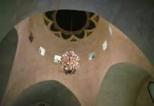 Syrie : La Culture Sunnite Face à l’Extrémisme, Une Possibilité d’Émancipation ? a chandelier hanging from the ceiling of a building