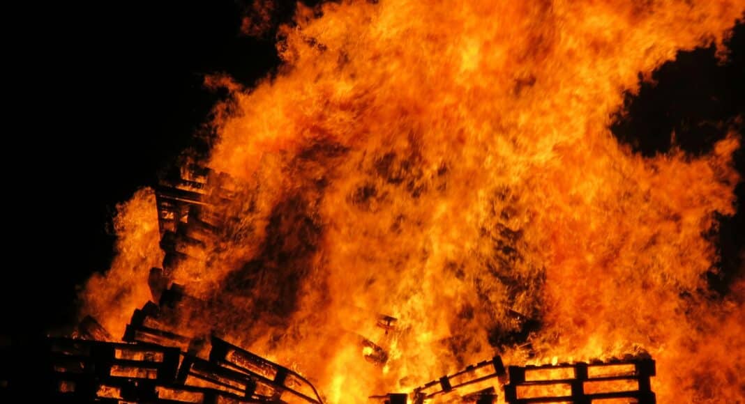 a bunch of fire burning in the dark