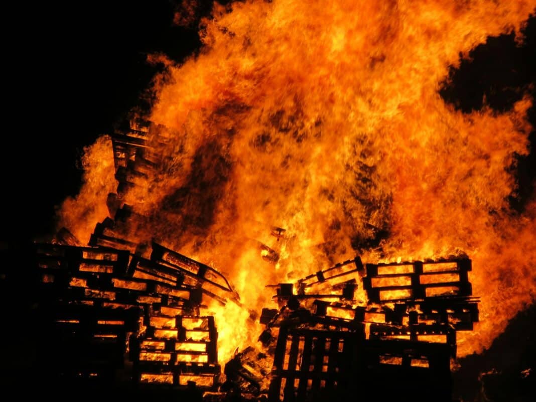 a bunch of fire burning in the dark