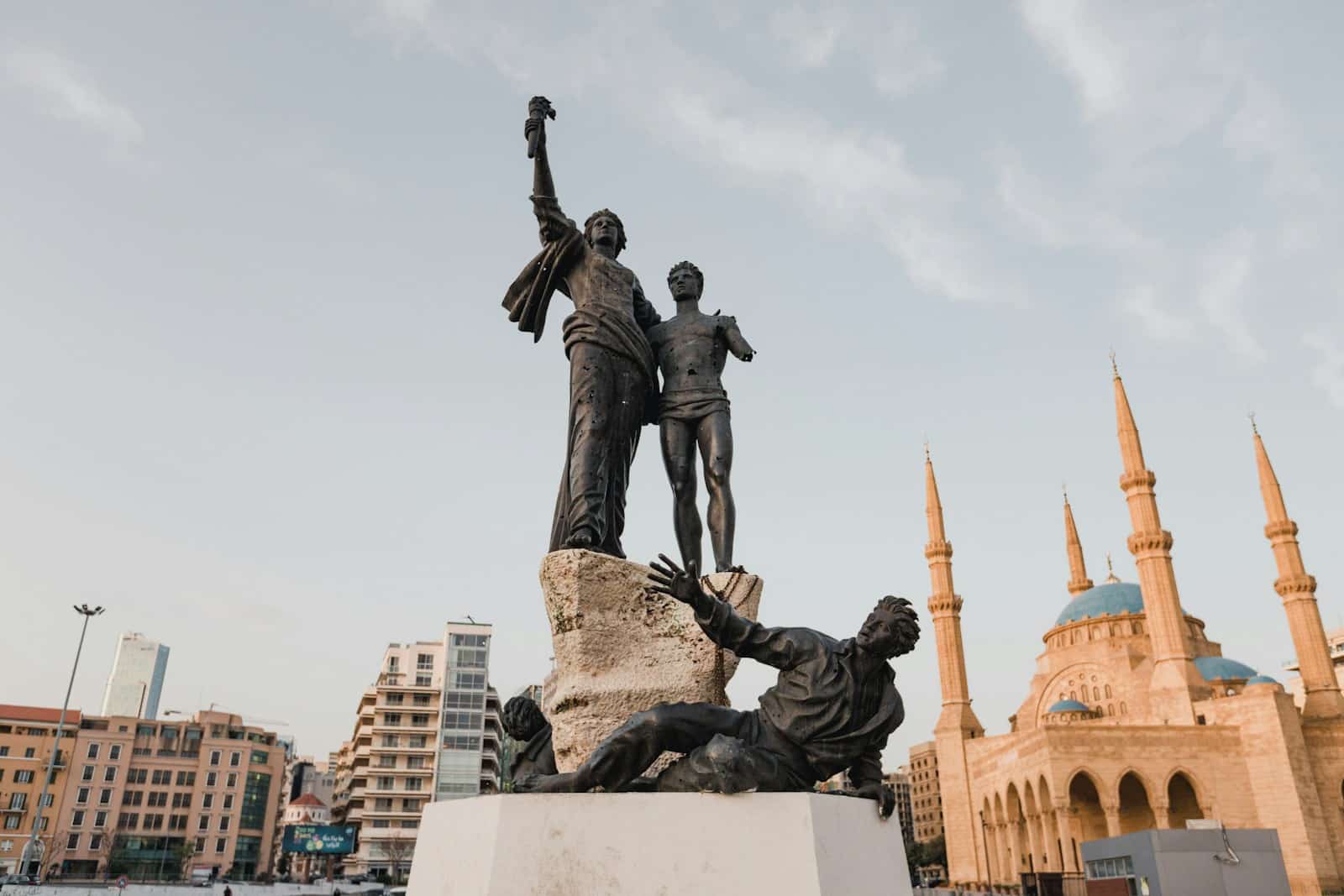 Khalaf Ahmad Al Habtoor annonce son retrait du Liban man in black suit statue