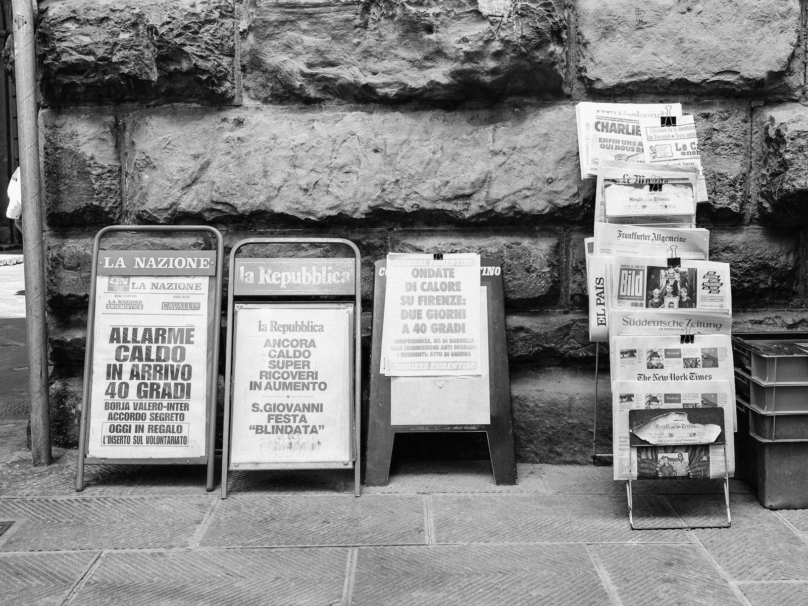 Dans la presse: Crise présidentielle au Liban, Joseph Aoun, un général en route vers la présidence ? assorted signages in grayscale photography