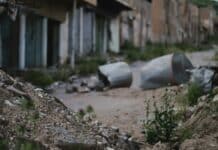 Quelles conséquences pour le Liban avec la suspension de l’aide américaine aux camps de prisonniers de Daech ? gray metal can on road