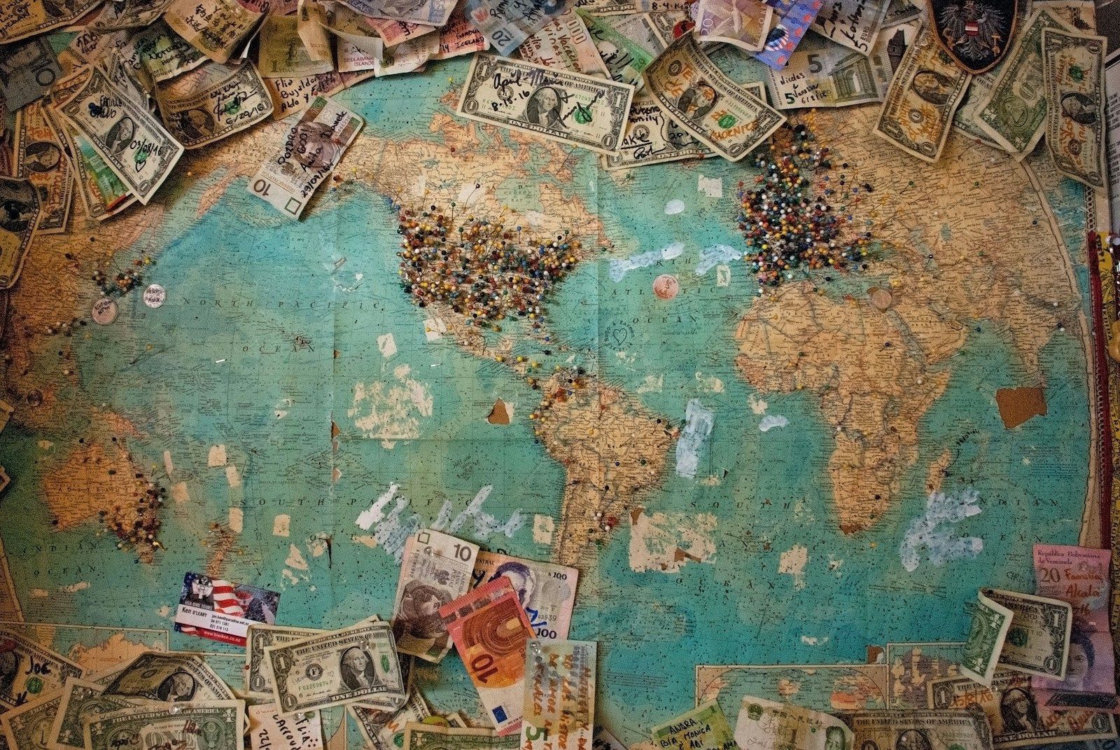 Profil recherché pour un ministre des Finances au Liban : un acteur de la réforme budgétaire et économique U.S. dollar banknote with map