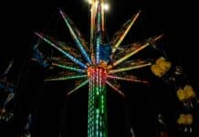 Revue de presse du 08/01/25: J-1 avant le scrutin, les tensions se font sentir A merry go round ride lit up at night