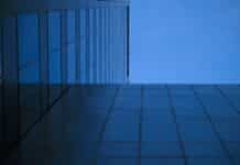 Les partenaires internationaux : « Un audit transparent est la clé de la confiance » a tall building with a blue sky in the background