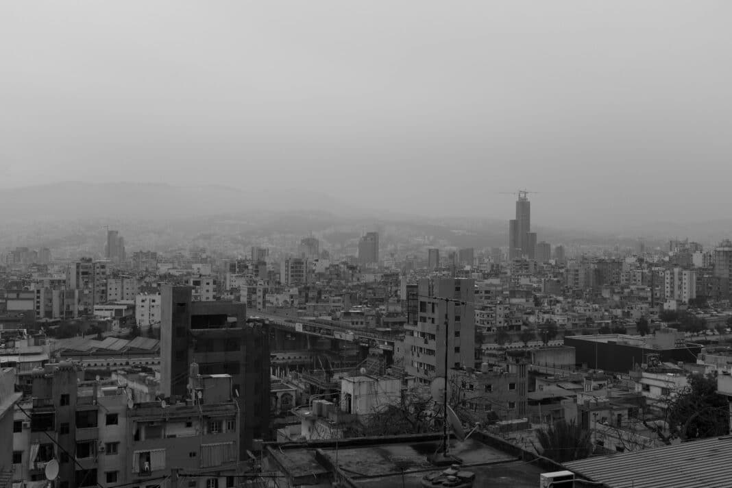 a black and white photo of a city skyline