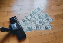 L’inflation au liban en décembre 2024 atteint 18,12% sur un an avec des variations significatives entre les régions a pile of money sitting on top of a wooden floor