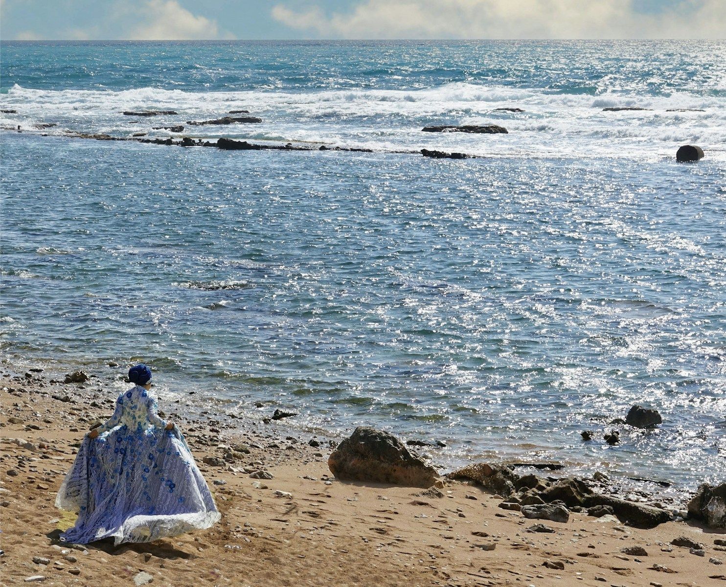 Revue de presse du 21/01/25: Incertitudes autour du retrait israélien du Sud Liban a woman standing on a beach next to the ocean