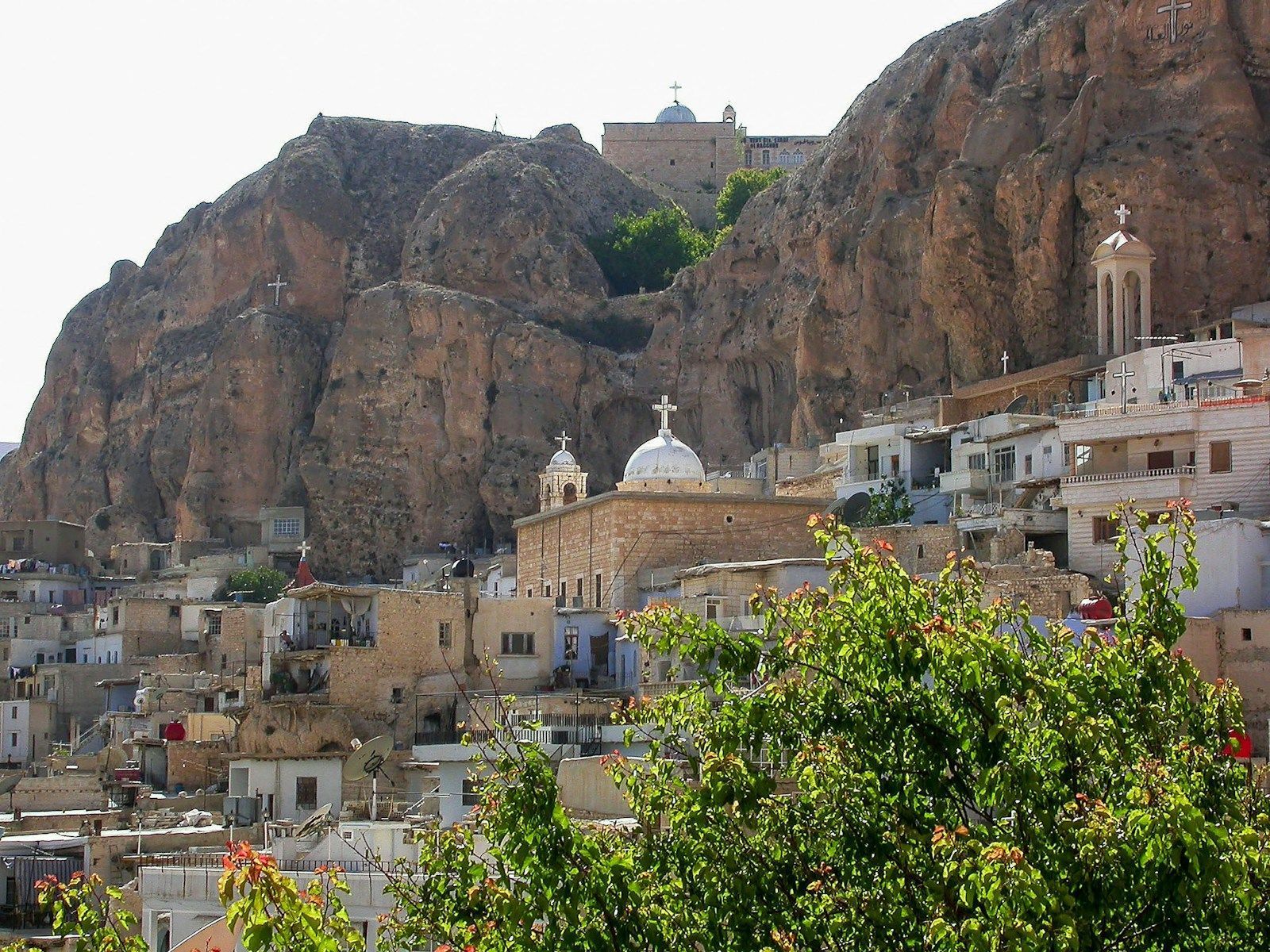 Après Assad : Baerbock avertit contre les risques d’un régime islamiste A view of a city with a mountain in the background