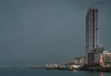 Revue de presse du 2/01/25: Entre crise à Gaza qui se poursuit et terrorisme mondial city skyline across body of water during night time