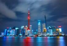 Tensions sino-américaines : la guerre froide technologique s’accélère architectural photograph of lighted city sky